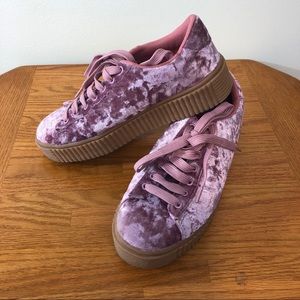 PINK CRUSHED VELEVET LOW-TOP PLATFORM SNEAKERS